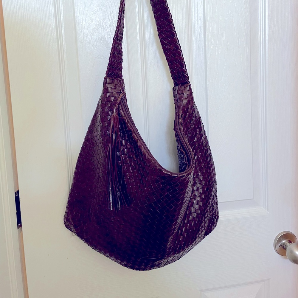 Woven leather brown bag with tassel zipper